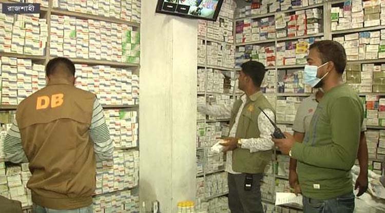 রাজশাহীতে স্যাম্পল ওষুধ রাখার অভিযোগে তিন ফার্মেসিকে জরিমানা
