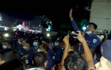 বিক্ষুদ্ধ জনতার সামনে এসপি ফরিদ