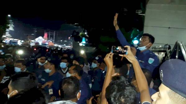 বিক্ষুদ্ধ জনতার সামনে এসপি ফরিদ