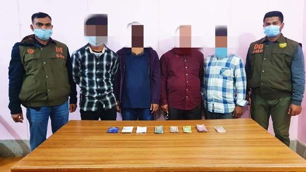 ধোপদীঘিরপাড়ে পুলিশের অভিযান, আটক ৪