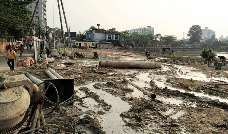 সিলেট নগরীর ধোপাদিঘীর পাড়ে মার্কেট নির্মাণ কাজ শুরু