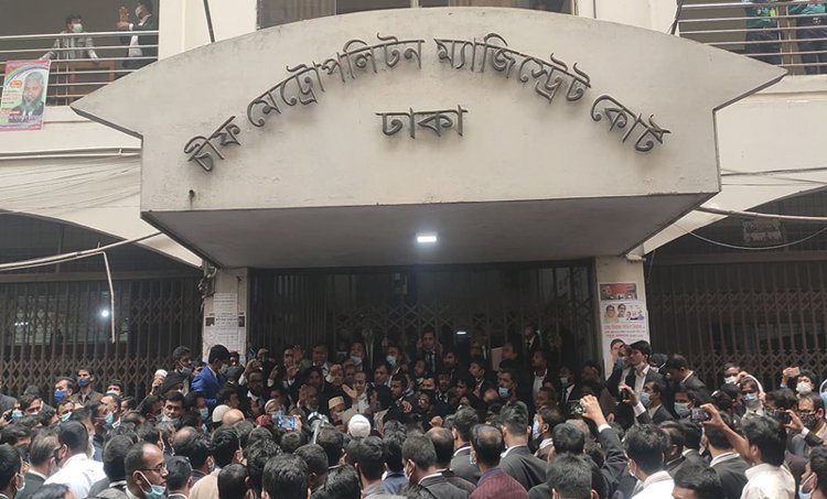 সিএমএম কোর্টের কলাপসিবল গেট আটকিয়ে আইনজীবীদের বিক্ষোভ