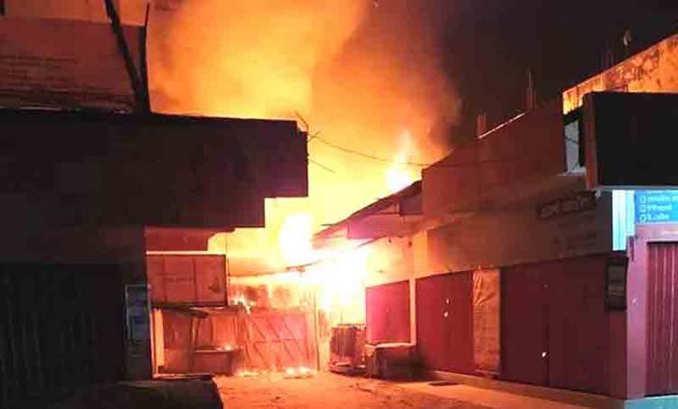 বৈদ্যুতিক শর্ট সার্কিট থেকে রাউজানে পুড়ল চায়ের দোকান