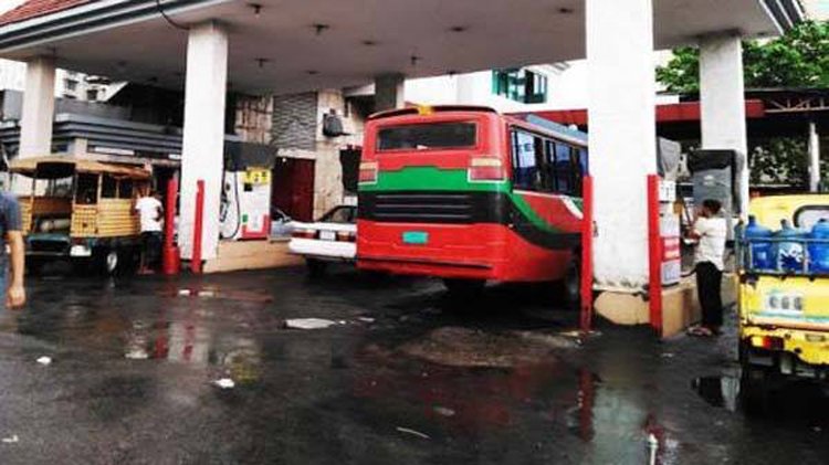 যানবাহন মালিক-চালকদের পকেট কাটছে পেট্রোল পাম্প