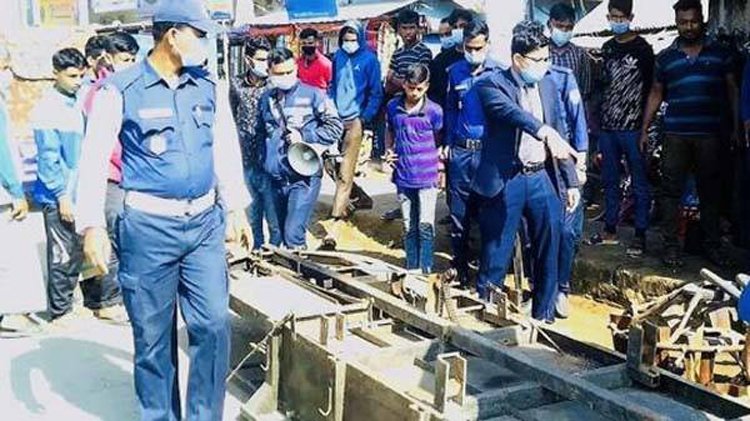 জগন্নাথপুরে সড়ক দখল করে যান মেরামত, অর্থদণ্ড