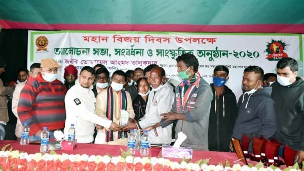 দলদিল যুব সংঘের উদ্যোগে বীর মুুক্তিযোদ্ধাদের সম্মাননা প্রদান