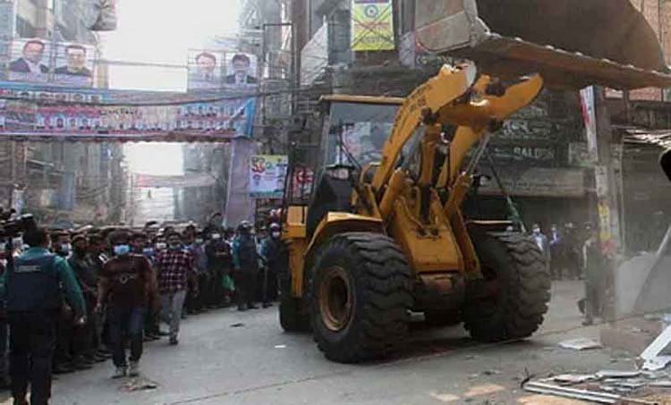 গুলিস্তানের মার্কেটে অভিযান চলছে ডিএসসিসির
