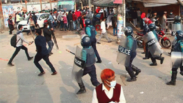 ‘সরকারের পতনের বিক্ষোভ’ ছত্রভঙ্গ করে দিল পুলিশ