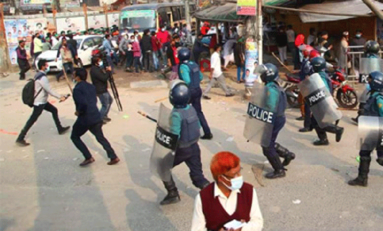 ‘সরকারের পতনের বিক্ষোভ’ ছত্রভঙ্গ করে দিল পুলিশ