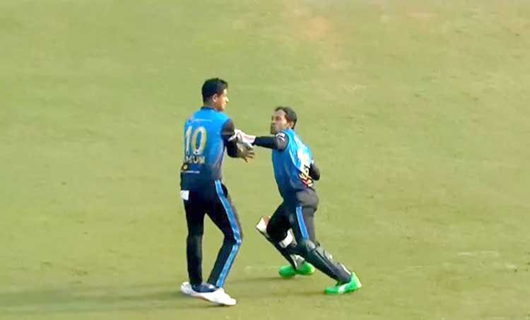 খেলার মাঝেই নাসুমকে মারতে গেলেন মুশফিক!