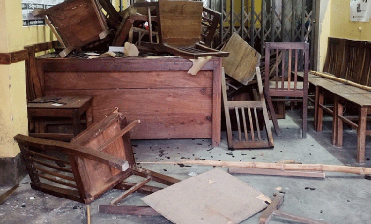 কুষ্টিয়ায় বঙ্গবন্ধুর ভাস্কর্য ভাঙচুর : এবার বিএনপির কার্যালয় ভাঙল ছাত্রলীগ