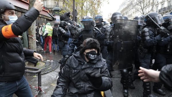 ফ্রান্সে ম্যাক্রোঁ বিরোধী আন্দোলনে আটক অন্তত ১৫০