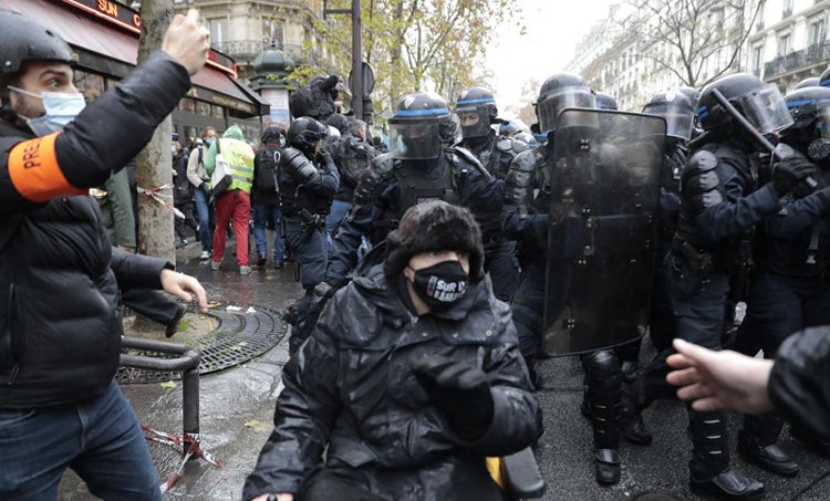 ফ্রান্সে ম্যাক্রোঁ বিরোধী আন্দোলনে আটক অন্তত ১৫০