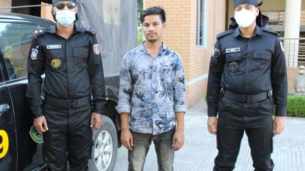 মোগলাবাজার থেকে ভারতীয় পণ্যসহ আটক ১