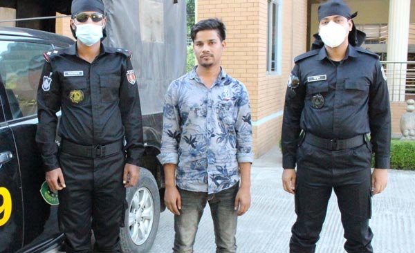 মোগলাবাজার থেকে ভারতীয় পণ্যসহ আটক ১