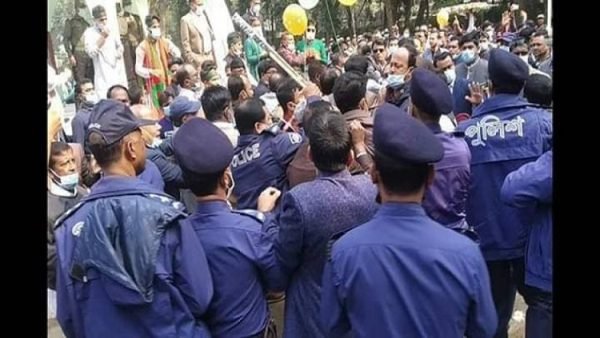 মহান বিজয় দিবসে শ্রদ্ধা জানাতে গিয়ে ইবি কর্মকর্তাদের সংঘর্ষ