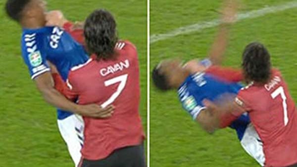 প্রতিপক্ষের গলা চেপেও পার পেলেন কাভানি