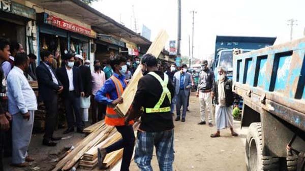 সিসিকের অভিযান : ৬ ট্রাক কাঠ জব্দ, ৯ মামলা