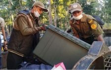 বড়লেখায় কেন্দ্রগুলোতে পৌঁছে গেছে ভোটের সরঞ্জাম