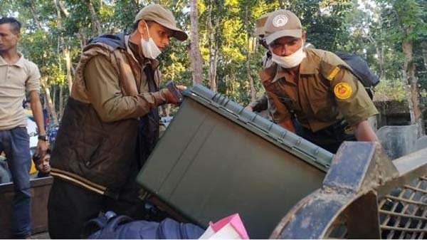 বড়লেখায় কেন্দ্রগুলোতে পৌঁছে গেছে ভোটের সরঞ্জাম