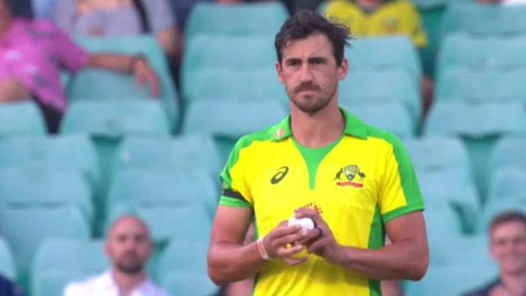 অস্ট্রেলিয়ার চিন্তা বাড়িয়ে দিলেন মিচেল স্টার্ক