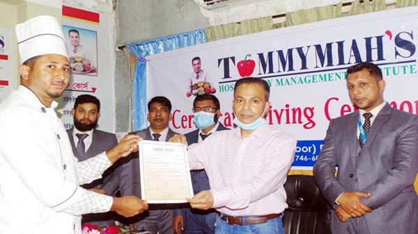 টমি মিয়া’স ইন্সটিটিউটের ৫০ জন শিক্ষার্থীদের মধ্যে সনদ বিতরণ
