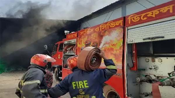 চকবাজারে অগ্নিকাণ্ড, দুই ঘণ্টা পর নিয়ন্ত্রণে