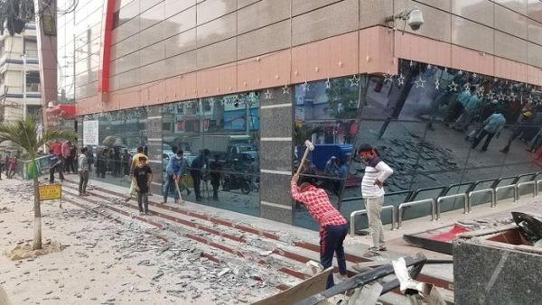 উত্তরায় গোল্ডেন মনিরের ‘জমজম টাওয়ার’র নকশাবহির্ভূত অংশ ভাঙছে রাজউক