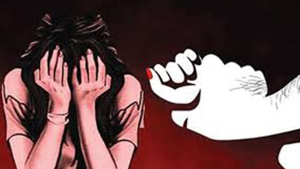 সিলেটে চলন্ত বাস থেকে লাফ দিয়ে ধর্ষণ প্রচেষ্টা থেকে বাঁচলো কলেজ ছাত্রী