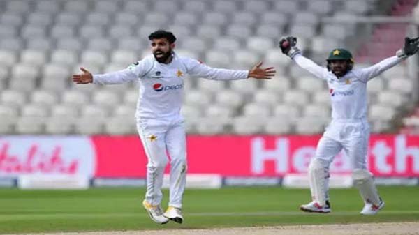 পাকিস্তানের দুর্দশা আরও বাড়িয়ে দিলেন শাদাব