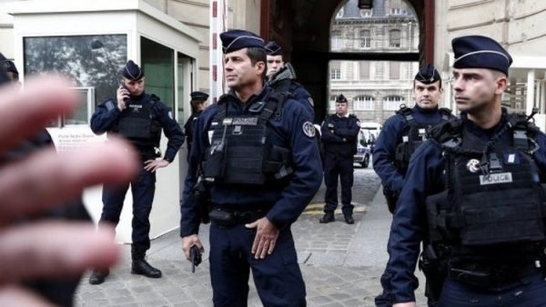 ফ্রান্সে তিন পুলিশকে গুলি করে হত্যা