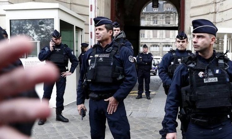 ফ্রান্সে তিন পুলিশকে গুলি করে হত্যা