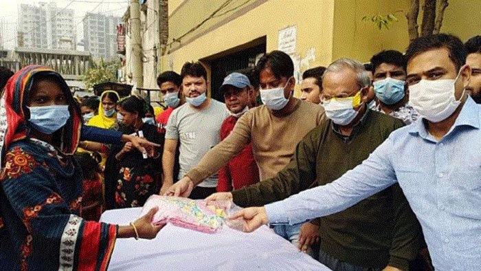 সুস্থ হয়েই বস্তিবাসীদের ত্রাণ দিতে গেলেন রিজভী