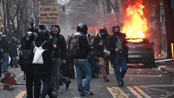 ফ্রান্সে ম্যাক্রোঁ সরকারের বিরুদ্ধে ব্যাপক বিক্ষোভ