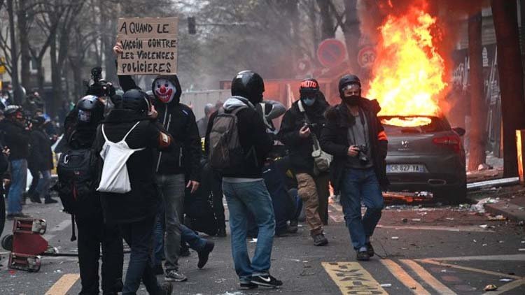 ফ্রান্সে ম্যাক্রোঁ সরকারের বিরুদ্ধে ব্যাপক বিক্ষোভ