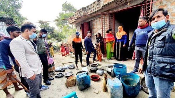 হবিগঞ্জে দেশীয় মদ বালতিতে ফেরি করে বিক্রি হয় যেখানে