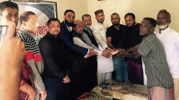 আমরা সবাই লালাবাজারী সংস্থার অর্থ বিতরণ