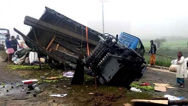 দুই ট্রাকের সংঘর্ষে ৫ জনের মৃত্যু