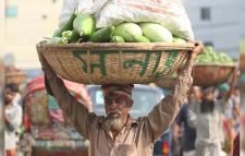 প্রতারক চক্রের ফাঁদ: নিঃস্ব ১২ হাজার কুলি