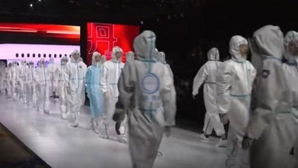 করোনা বিপর্যস্ত চীনে পিপিই’র ফ্যাশন শো!