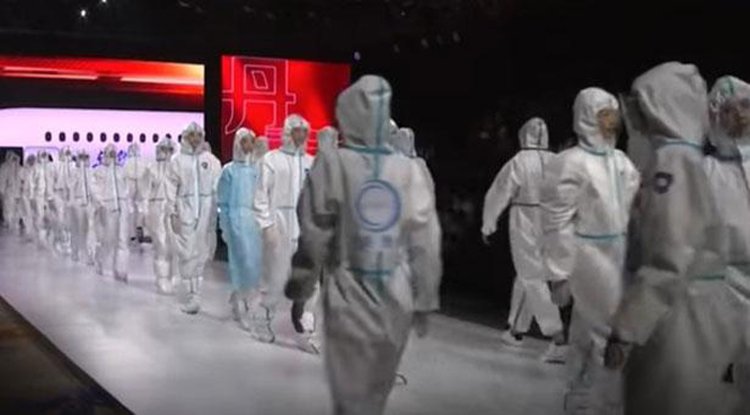 করোনা বিপর্যস্ত চীনে পিপিই’র ফ্যাশন শো!