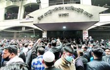 আইনজীবীদের বিক্ষোভের মুখে ছুটিতে বিচারক