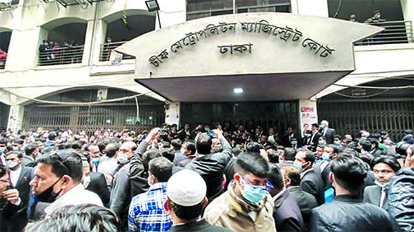 আইনজীবীদের বিক্ষোভের মুখে ছুটিতে বিচারক