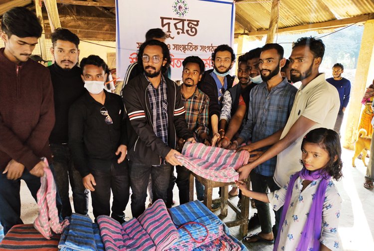 দুরন্ত সামাজিক ও সাংস্কৃতিক সংগঠনের উদ্যোগে শীতবস্ত্র বিতরণ