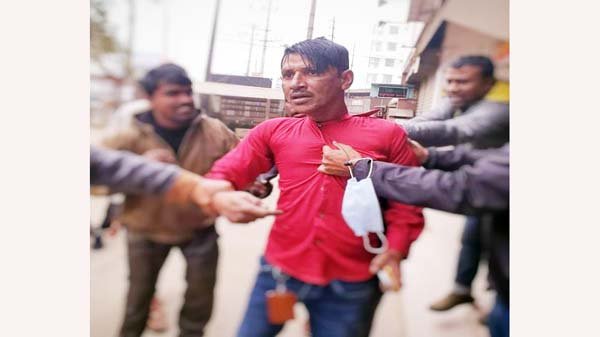 শাবির ছাত্রী মেসে ঢুকতে গিয়ে ধরা খেল যুবক