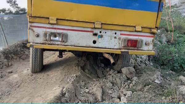 সরকারি রাস্তা বিনাশ না করতে নিষেধ দেয়ায় অস্ত্র দেখিয়ে হুমকির অভিযোগ!