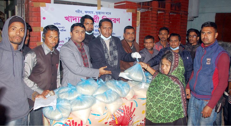 আখালিয়ায় হ্যাল্পস ফর পিপলস যুব সংগঠনের খাদ্যসামগ্রী বিতরণ