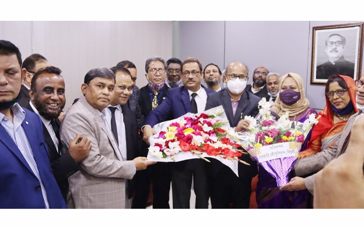 বাংলাদেশের এ্যাটর্নি জেনারেল এ. এম. আমিন উদ্দিন ও তার সহধর্মিনী সিলেটের জজ কোর্টের পিপি ও জিপি নেতৃবৃন্দের ফুলের শুভেচ্ছা