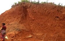 গোলাপগঞ্জে টিলা কাটতে গিয়ে মাটি চাপায় প্রাণ গেল শ্রমিকের