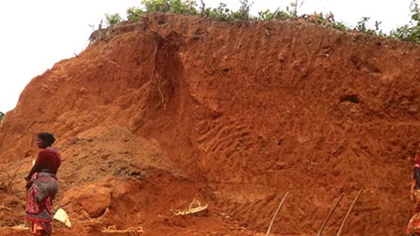 গোলাপগঞ্জে টিলা কাটতে গিয়ে মাটি চাপায় প্রাণ গেল শ্রমিকের